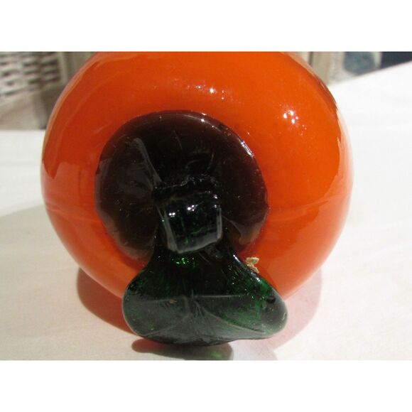 Glass orange pepper with green leaves fruit vegetable - Picture 2 of 3